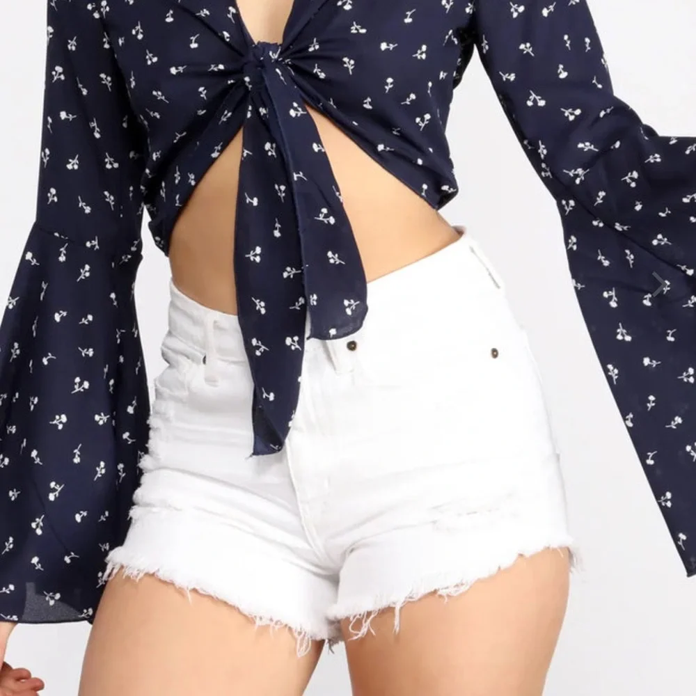 💙🤍 Windsor Sweet Floral Bell Sleeve Top 🤍💙 - Picture 2 of 4